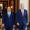 Nhà Vua Bỉ Philippe đón Thủ tướng Nguyễn Xuân Phúc tại Cung Vua. (Ảnh: Thống Nhất/TTXVN) 