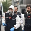 Cảnh sát Thổ Nhĩ Kỳ điều tra tại lãnh sự quán Saudi Arabia ở thành phố Istanbul ngày 17/10. (Nguồn: THX/TTXVN) 