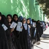 Cử tri xếp hàng chờ bỏ phiếu tại một điểm bầu cử ở Herat, Afghanistan ngày 20/10. (Nguồn: THX/TTXVN) 