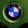 Logo của BMW trên một chiếc xe mới trưng bày tại trụ sở của hãng ở Munich, Đức. (Nguồn: AFP/TTXVN) 