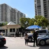 Cảnh sát gác tại tòa nhà nơi mẹ của nghi can Cesar Sayoc sống tại Biscayne Cove, Florida, Mỹ, ngày 26/10. (Nguồn: AFP/TTXVN) 