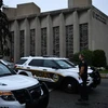 Cảnh sát điều tra tại giáo đường Do Thái Tree of Life ở Pittsburgh, Mỹ ngày 28/10. (Nguồn: AFP/TTXVN) 