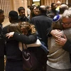 Người dân an ủi nhau tại lễ cầu nguyện cho các nạn nhân vụ xả súng nhằm vào giáo đường Tree of Life ở thành phố Pittsburgh, Pennsylvania, Mỹ ngày 28/10. (Nguồn: AFP/TTXVN) 