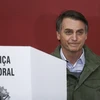 Ứng cử viên cực hữu Jair Bolsonaro của đảng Xã hội Tự do (PSL) bỏ phiếu tại một địa điểm bầu cử ở Rio de Janeiro ngày 28/10. (Nguồn: AFP/TTXVN) 