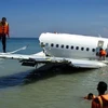 Lực lượng cứu hộ làm nhiệm vụ tại hiện trường một vụ tai nạn máy bay Boeing 737 của Hãng hàng không Lion Air ở Denpasar, Indonesia. (Nguồn: AFP/TTXVN) 