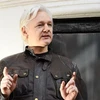 Nhà sáng lập WikiLeaks Julian Assange tại Đại sứ quán Ecuador ở London, Anh ngày 19/5/2017. (Nguồn: AFP/TTXVN) 