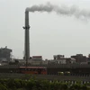 Khói ô nhiễm bốc lên từ nhà máy nhiệt điện Badarpur, thủ đô New Delhi, Ấn Độ. (Nguồn: AFP/TTXVN) 