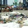 Các vật thể được tập hợp trên bờ biển tại cảng Tanjung Priok. (Ảnh: Hải Ngọc/Vietnam+) 
