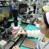 Công nhân làm việc trên dây chuyền sản xuất linh kiện xe ôtô tại nhà máy ở Hoài Bắc, thủ phủ tỉnh An Huy, Trung Quốc. (Nguồn: AFP/TTXVN) 