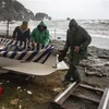 Người dân neo thuyền tránh mưa lớn tại bờ biển ở Monterosso, khu vực Liguria, Italy ngày 29/10. (Nguồn: AFP/TTXVN) 