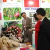 Đại sứ Việt Nam tại Ấn Độ Phạm Sanh Châu tham quan gian hàng của Việt Nam. (Ảnh: Huy Lê/TTXVN) 