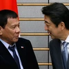 Tổng thống Philippines Rodrigo Duterte và Thủ tướng Nhật Bản Shinzo Abe. (Nguồn: AP) 