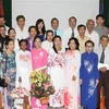 Các đại biểu và thầy cô giáo chụp ảnh lưu niệm tại buổi lễ. (Nguồn: Nhóm phóng viên TTXVN tại Campuchia) 