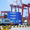 Hàng hóa được xếp tại cảng ở Thanh Đảo, tỉnh Sơn Đông, Trung Quốc. (Nguồn: AFP/TTXVN) 