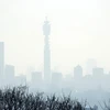 Khói mù ô nhiễm bao phủ bầu trời London, Anh. (Nguồn: AFP/TTXVN) 