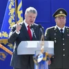 Tổng thống Ukraine Petro Poroshenko (trái) và Bộ trưởng Quốc phòng Stepan Poltorak tại một sự kiện. (Nguồn: AFP/TTXVN) 