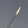 Tên lửa đẩy PSLV-C43 mang theo vệ tinh quan sát HysIS rời bệ phóng từ Trung tâm vũ trụ Satish Dhawan (SDSC), đảo Sriharikota, ngoài khơi vịnh Bengal ngày 29/11. (Nguồn: AFP/TTXVN) 