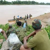 Binh sỹ Lào tham gia tìm kiếm người mất tích trong sự cố vỡ đập thủy điện Sapien ngày 25/7. (Nguồn: THX/TTXVN) 