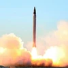 Tên lửa tầm trung đất đối đất Emad rời bệ phóng tại một địa điểm trên lãnh thổ Iran ngày 11/10/2015. (Nguồn: EPA/TTXVN) 