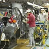 Công nhân làm việc tại nhà máy của hãng sản xuất ôtô Nissan ở thành phố Oppama, tỉnh Kanagawa, Nhật Bản. (Nguồn: EPA/TTXVN) 