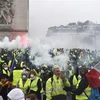 Cuộc biểu tình của những người áo vàng phản đối quyết định tăng thuế nhiên liệu tại thủ đô Paris ngày 1/12/2018. (Nguồn: AFP/TTXVN) 