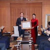 Chủ tịch Quốc hội Nguyễn Kim Thị Ngân tiếp và trao Huân chương Hữu nghị cho giáo sư Ahn Kyong Hwan, Chủ tịch Hội nghiên cứu Việt Nam học tại Hàn Quốc. (Ảnh: Trọng Đức/TTXVN) 