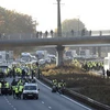Người dân phong tỏa tuyến đường cao tốc A2 gần Valenciennes, miền Bắc Pháp, trong cuộc biểu tình phản đối tăng thuế nhiên liệu ngày 17/11/2018. (Nguồn: AFP/TTXVN) 