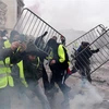 Người biểu tình Áo vàng gây bạo loạn trên Đại lộ Champs Elysees ở Paris nhằm phản đối tăng giá nhiên liệu, ngày 1/12/2018. (Nguồn: AFP/TTXVN) 