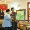 Đại sứ Phạm Vinh Quang tặng quà lưu niệm bà Megawati Sukarnoputri. (Ảnh: Hải Ngọc/TTXVN) 