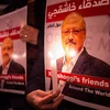 Thắp nến tưởng niệm nhà báo Jamal Khashoggi bên ngoài lãnh sự quán Saudi Arabia ở Istanbul, Thổ Nhĩ Kỳ ngày 25/10. (Nguồn: AFP/TTXVN) 