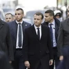 Tổng thống Pháp Emmanuel Macron (giữa, phía trước) và các quan chức Chính phủ thị sát một tuyến phố ở thủ đô Paris, nơi nổ ra các cuộc biểu tình bạo loạn của lực lượng Áo vàng nhằm phản đối tăng giá nhiên liệu, ngày 2/12/2018. (Nguồn: AFP/TTXVN) 