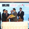 Ông Mai Vũ Minh, tỷ phú gốc Việt và ông Fahad Al Gergawi, Phó chủ tịch Hiệp hội Đầu tư Thế giới kiêm CEO của Cơ quan Phát triển Đầu tư Dubai tại buổi lễ ký kết (Ảnh: Nguyễn Yến/Vietnam+)