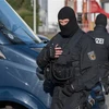 Cảnh sát trong chiến dịch truy quét các bang nhóm tội phạm tại Hanover, Đức. (Nguồn: AFP/TTXVN) 