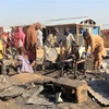 Người dân thu dọn những đồ đạc còn sót lại sau vụ tấn công của Boko Haram vào một ngôi làng ở Maiduguri, Đông Bắc Nigeria ngày 1/11/2018. (Nguồn: AFP/TTXVN) 