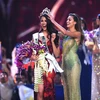 Người đẹp Phillipines Catriona Gray (trái, phía trước) đăng quang Hoa hậu Hoàn vũ 2018 tại cuộc thi chung kết ở Bangkok, Thái Lan ngày 17/12/2018. (Nguồn: AFP/TTXVN) 