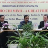 Đại sứ Việt Nam tại Ấn Độ Phạm Sanh Châu (bên phải) phát biểu tại hội thảo. (Ảnh: Huy Lê/TTXVN) 