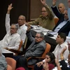 Các đại biểu giơ tay biểu quyết thông qua dự thảo Hiến pháp tại phiên họp toàn thể của Quốc hội Cuba ở thủ đô La Habana ngày 21/12. (Nguồn: AFP/TTXVN) 