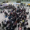 Hành khách chờ làm thủ tục tại cửa khởi hành phía nam sân bay Gatwick, London (Anh) khi sân bay mở cửa trở lại sau hơn một ngày ngừng hoạt động do xuất hiện máy bay không người lái, ngày 21/12/2018. (Nguồn: THX/TTXVN) 