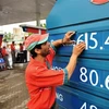 Điều chỉnh giá xăng dầu tại Karachi, Pakistan. (Nguồn: AFP/TTXVN) 