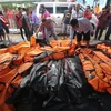 Nhân viên cứu hộ chuyển thi thể nạn nhân vụ sóng thần ở Carita, Indonesia ngày 23/12/2018. (Nguồn: AFP/TTXVN) 