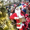 Người dân tham gia cuộc thi chạy Ông già Noel tại Vilnius, Litsva. (Nguồn: THX/TTXVN) 