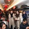 Hành khách trên chuyến tàu cao tốc từ Tế Nam tới Thanh Đảo tại nhà ga ở Tế Nam, tỉnh Sơn Đông ngày 26/12. (Nguồn: THX/TTXVN) 