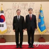 Tổng thống Hàn Quốc Moon Jae-in (trái) và ông Kim Sang-hwan. (Nguồn: Yonhap News) 