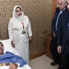 Thủ tướng Ai Cập Mostafa Madbouli (phải) thăm du khách Việt Nam bị thương trong vụ nổ bom tại quận Al-Haram, tỉnh Giza tối 28/12. (Nguồn: AAP/TTXVN)