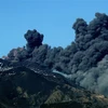 Núi lửa Etna phun cột tro bụi lớn lên không trung ngày 24/12/2018. (Nguồn: AFP/TTXVN) 