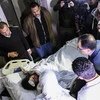 Thủ tướng Ai Cập Mostafa Madbouli (thứ 2, phải) và Bộ trưởng Y tế Hala Zayed (phải) tới bệnh viện ở quận Al-Haram thăm nạn nhân người Việt bị thương trong vụ xe chở khách du lịch trúng bom ở tỉnh Ginza chiều tối 28/12. (Nguồn: AFP/TTXVN) 