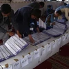 Nhân viên Ủy ban Bầu cử Độc lập Afghanistan (IEC) kiểm phiếu trong cuộc bầu cử Quốc hội ở Kabul ngày 21/10/2018. (Nguồn: THX/TTXVN) 