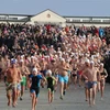 Người dân tham gia lễ tắm nước trong ngày đầu năm mới 1/1/2019 tại Norderney, Đức. (Nguồn: AFP/TTXVN) 