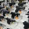 Vũ khí được trưng bày tại một sự kiện ở Miami, Florida, Mỹ ngày 16/2. (Nguồn: AFP/TTXVN) 
