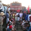 Người biểu tình chặn một tuyến đường sắt. (Nguồn: News18) 